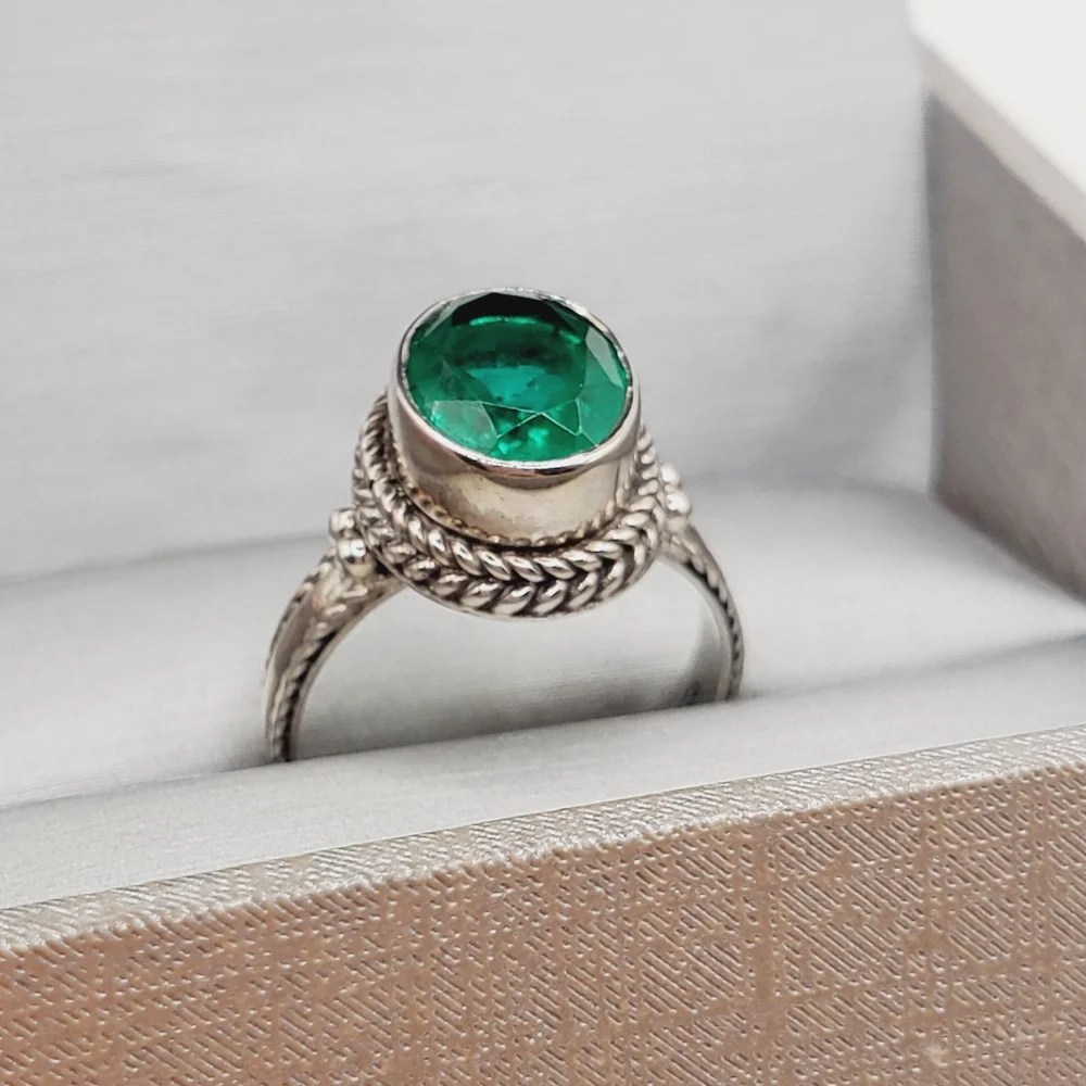 Oval Emerald Green Quartz & 925 Sterling Silver Bezel Set - Rope Design Ring